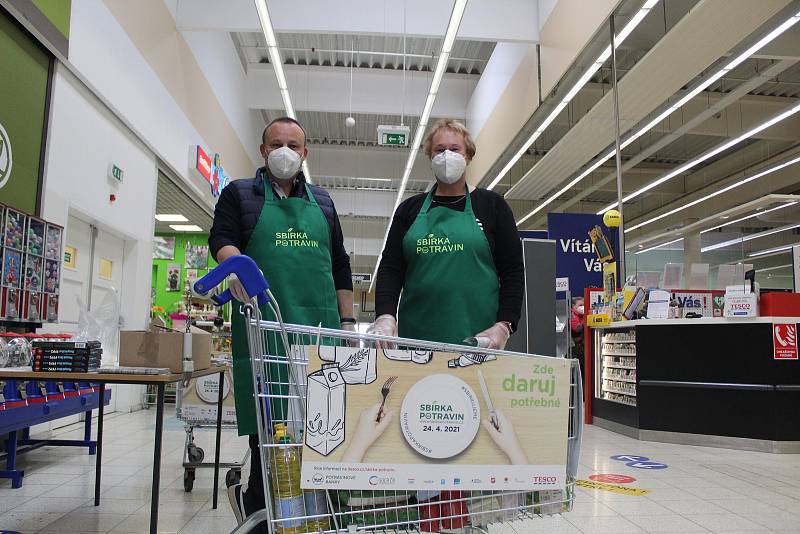 Lidé pomáhali potřebným. Darovali trvanlivé potraviny a drogerii.