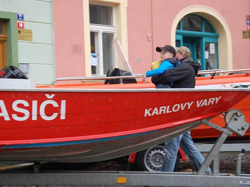 Oslavy 150. výročí založení požární ochrany přilákaly stovky diváků, kteří obdivovali ukázky hašení i techniku.