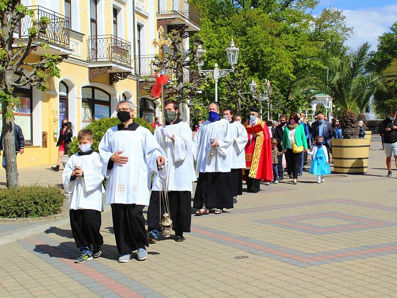 Během žehnání pramenům museli lidé dodržovat epidemiologická nařízení.