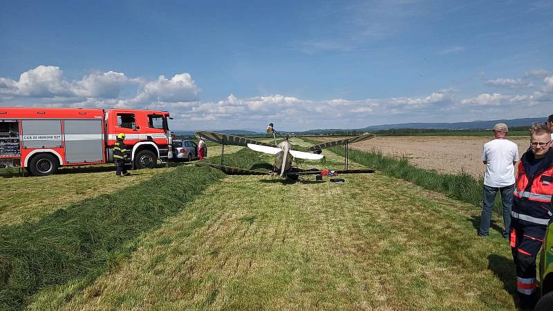 Historický dvouplošník havaroval u letiště