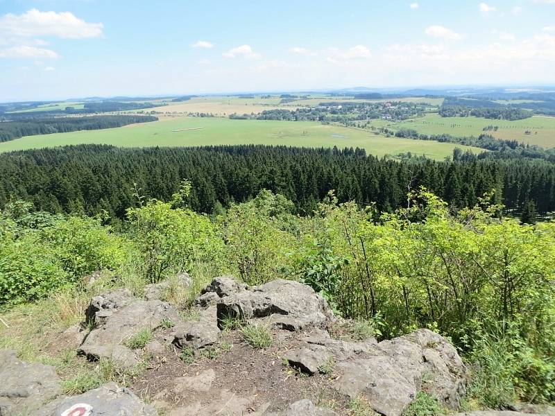 DESET MILIONŮ STARÝ vulkán Podhorní vrch nabízí i dnes neuvěřitelný rozhled do krajiny. Tento přírodní útvar se nachází nedaleko nově nalezené sopky u obce Rájov. Ta však dnes již není běžným pohledem zřetelná.