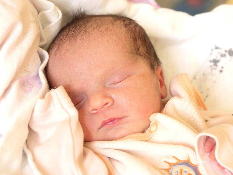 MARIE HLAVÁČKOVÁ přišla na svět ve středu 7. srpna v 10.01 hodin. Při narození vážila 3 150 gramů a měřila 50 centimetrů. Maminka Eva a tatínek Martin se těší z malé Marušky doma v Lubech.