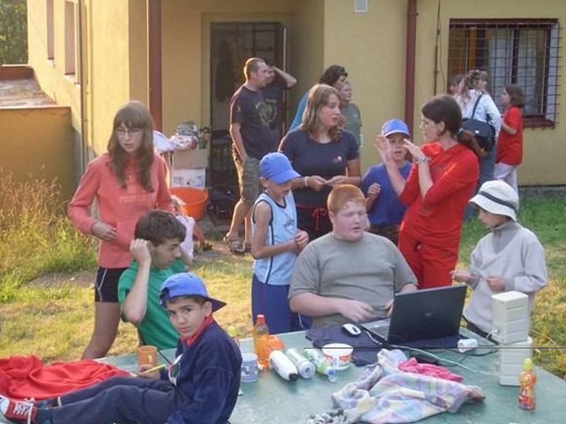 Dvaadvacet dětí z Chebu prožívá menší smutek. Skončil jim tábor plný her a zábavy v Kraslicích.