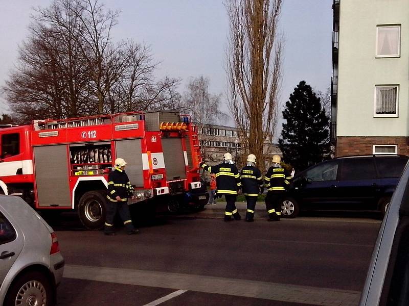 Pět hasičských jednotek v chebské ulici Palackého znepokojilo občany. 