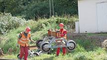 PRÁCE NA POSLEDNÍ ČÁSTI třetího tranzitního koridoru na trati Cheb Cheb státní hranice jsou v plném proudu. Stavebníci právě nyní připravují okolí kolem trati pro novou etapu. 