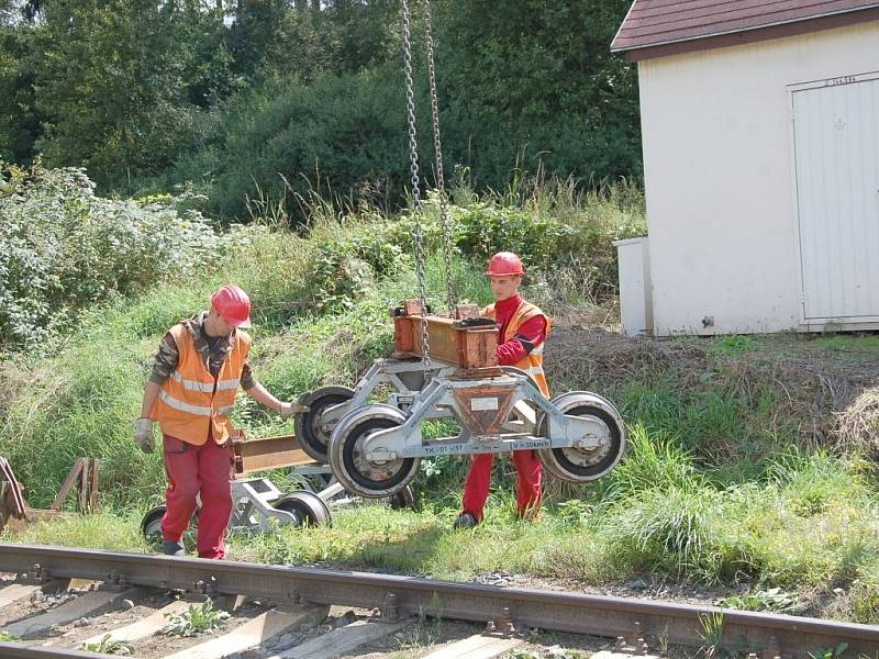 PRÁCE NA POSLEDNÍ ČÁSTI třetího tranzitního koridoru na trati Cheb Cheb státní hranice jsou v plném proudu. Stavebníci právě nyní připravují okolí kolem trati pro novou etapu. 