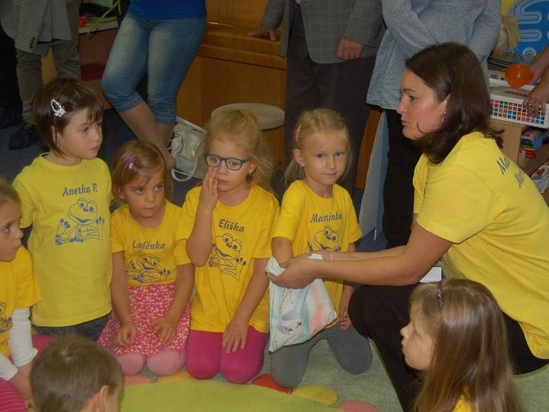   ŠKOLKA HROU. Mateřská škola Vora Mariánské Lázně otevřela Metodické centrum pro předškolní vzdělávání. Děti se v rámci projektu seznámí se spoustou zajímavých věcí. Například se naučí pracovat s interaktivní tabulí.