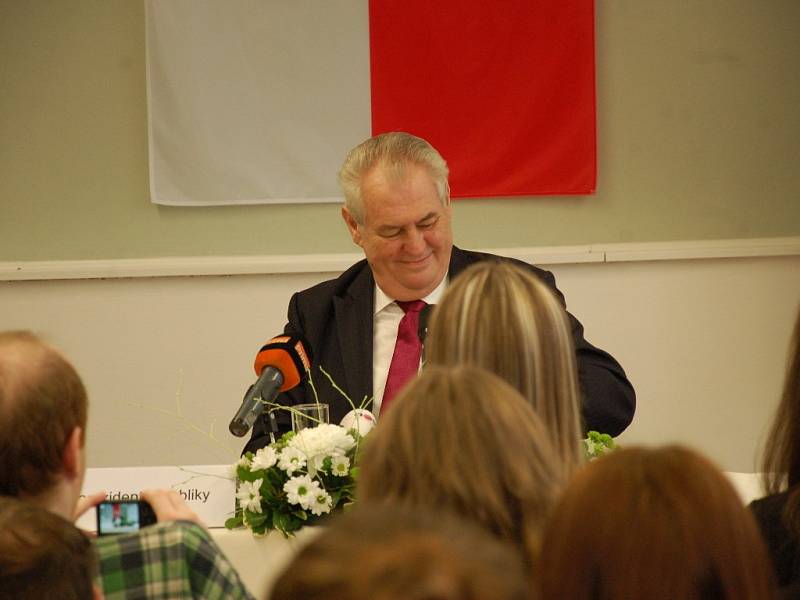 Prezident Miloš Zeman navštívil Fakultu ekonomickou v Chebu, která spadá pod Západočeskou univerzitu v Plzni.