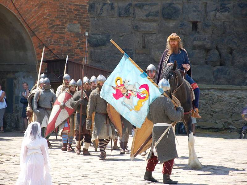 Chebský hrad poprvé oživily středověké slavnosti. 