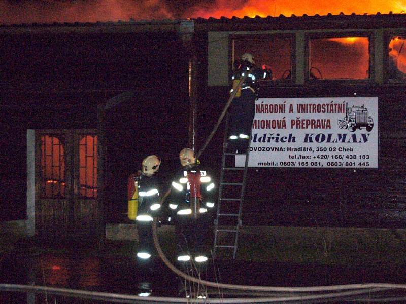 Noční zásah hasičů u požáru haly v Chebu - Hradisku