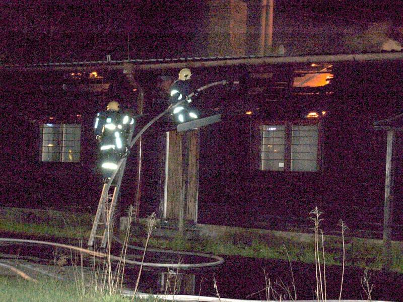 Noční zásah hasičů u požáru haly v Chebu - Hradisku