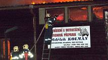 Noční zásah hasičů u požáru haly v Chebu - Hradisku