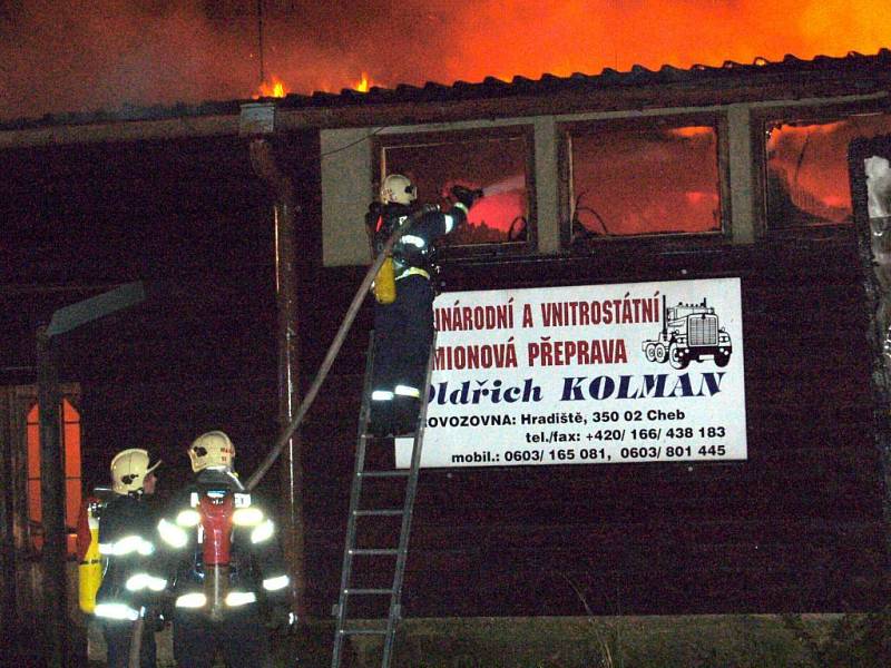 Noční zásah hasičů u požáru haly v Chebu - Hradisku