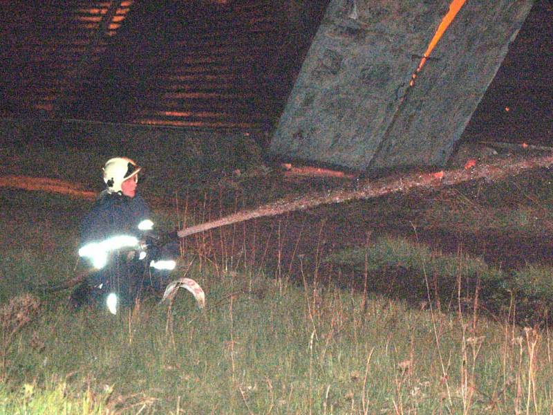 Noční zásah hasičů u požáru haly v Chebu - Hradisku