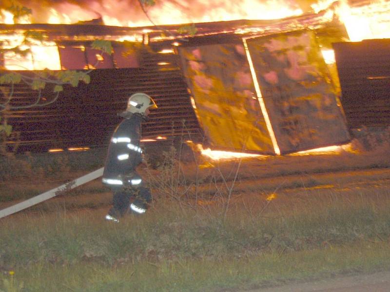 Noční zásah hasičů u požáru haly v Chebu - Hradisku