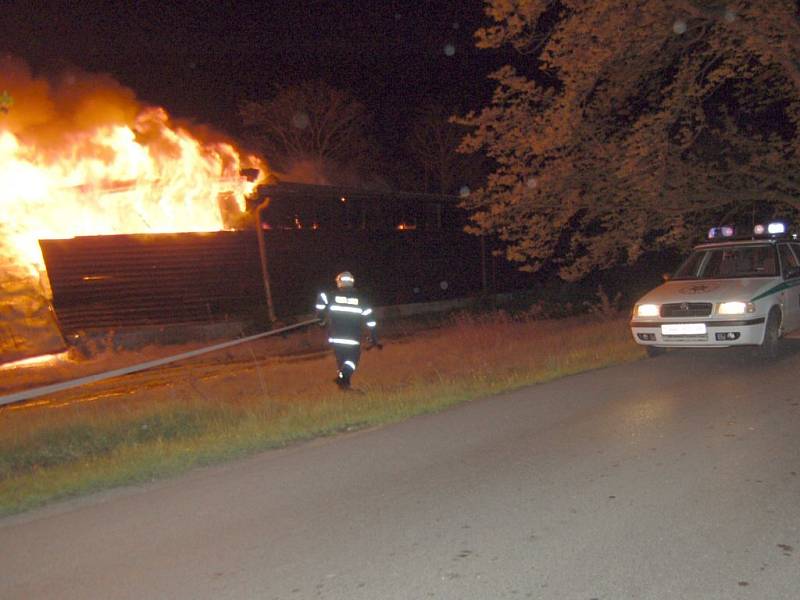 Noční zásah hasičů u požáru haly v Chebu - Hradisku