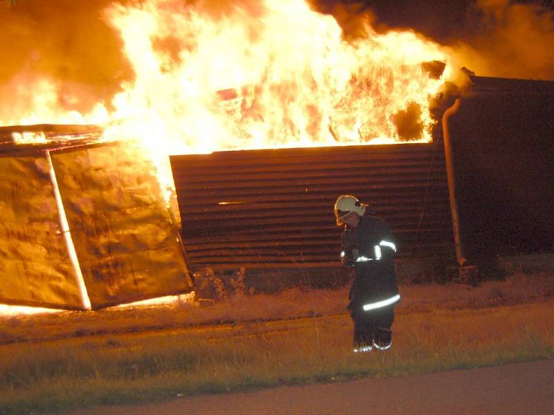 Noční zásah hasičů u požáru haly v Chebu - Hradisku