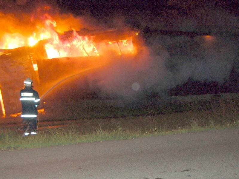 Noční zásah hasičů u požáru haly v Chebu - Hradisku