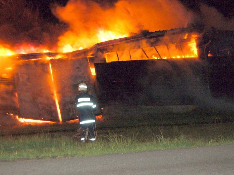 Noční zásah hasičů u požáru haly v Chebu - Hradisku