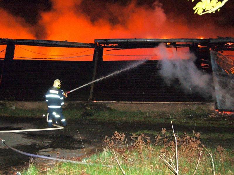 Noční zásah hasičů u požáru haly v Chebu - Hradisku