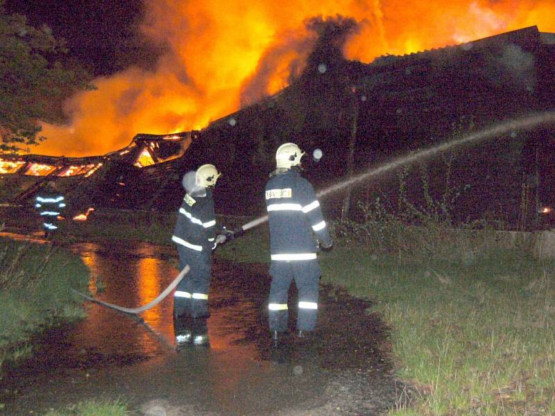 Noční zásah hasičů u požáru haly v Chebu - Hradisku