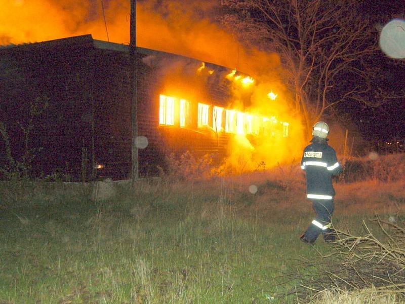 Noční zásah hasičů u požáru haly v Chebu - Hradisku