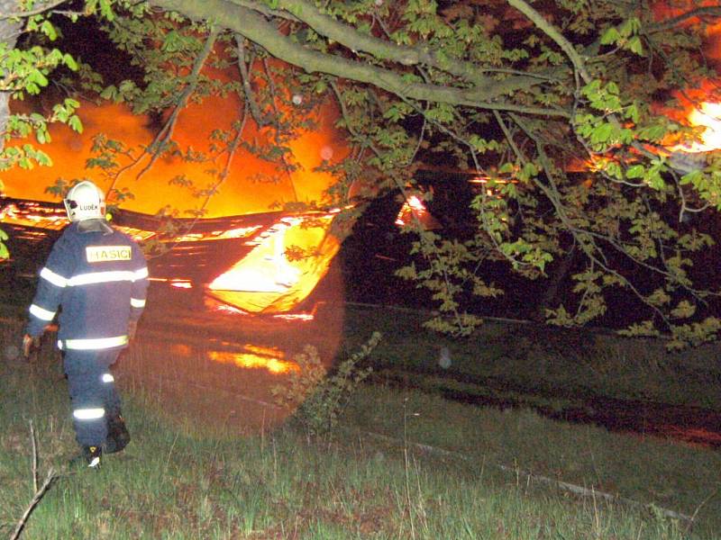 Noční zásah hasičů u požáru haly v Chebu - Hradisku