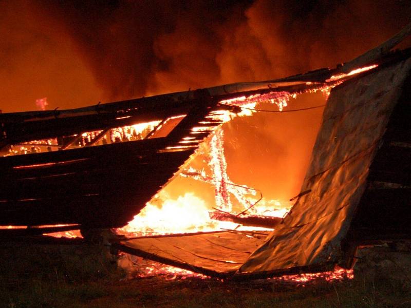 Noční zásah hasičů u požáru haly v Chebu - Hradisku