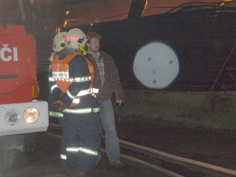 Noční zásah hasičů u požáru haly v Chebu - Hradisku