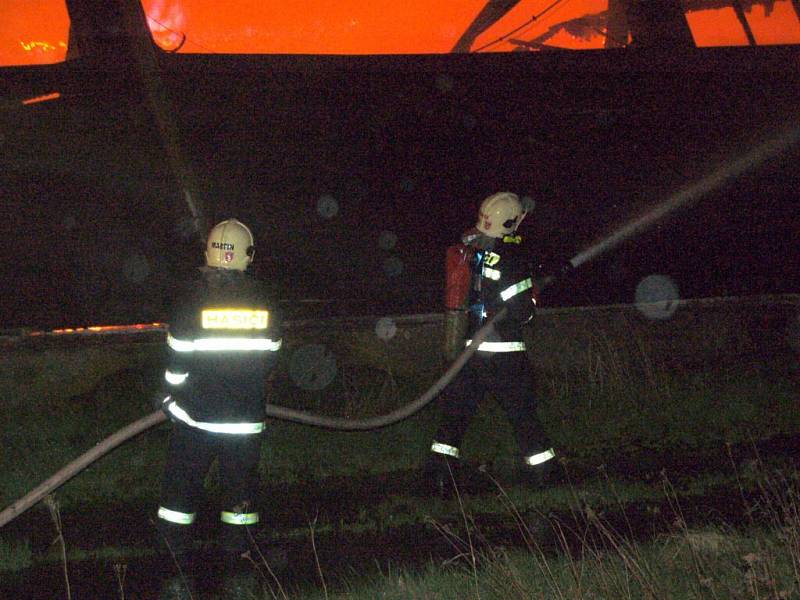 Noční zásah hasičů u požáru haly v Chebu - Hradisku