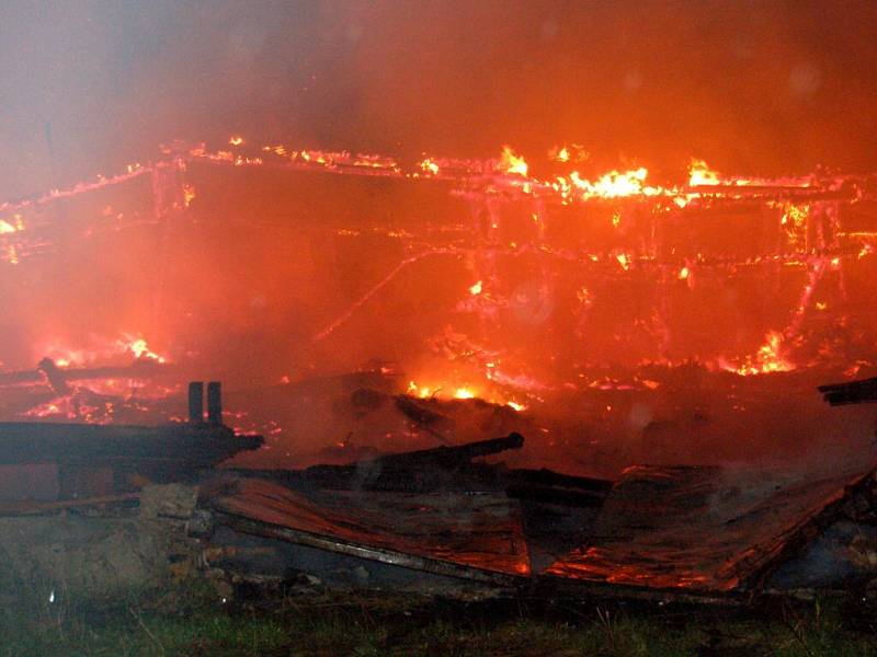 Noční zásah hasičů u požáru haly v Chebu - Hradisku