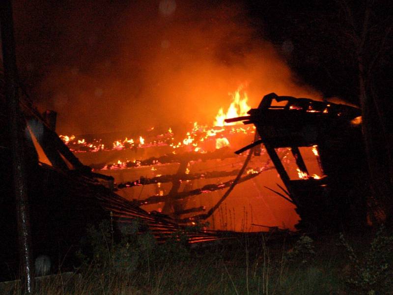 Noční zásah hasičů u požáru haly v Chebu - Hradisku