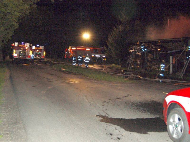 Noční zásah hasičů u požáru haly v Chebu - Hradisku