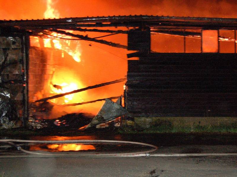 Noční zásah hasičů u požáru haly v Chebu - Hradisku