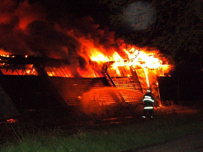 Noční zásah hasičů u požáru haly v Chebu - Hradisku