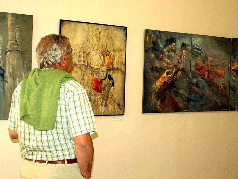 Autorkou výstavy s názvem Obrazy vážné i nevážné je pražská výtvarnice Mirka Mádrová. Výstava je k vidění ve franiškolázeňské Galerii Brömse. 