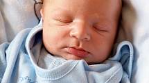 JOSEF HÁNA se narodil v úterý 1. dubna v 6.50 hodin. Při narození vážil 3 530 gramů a měřil 51 centimetrů. Doma v Aši se z malého Josífka raduje sestřička Natálka spolu s maminkou Barborou a tatínkem Josefem.