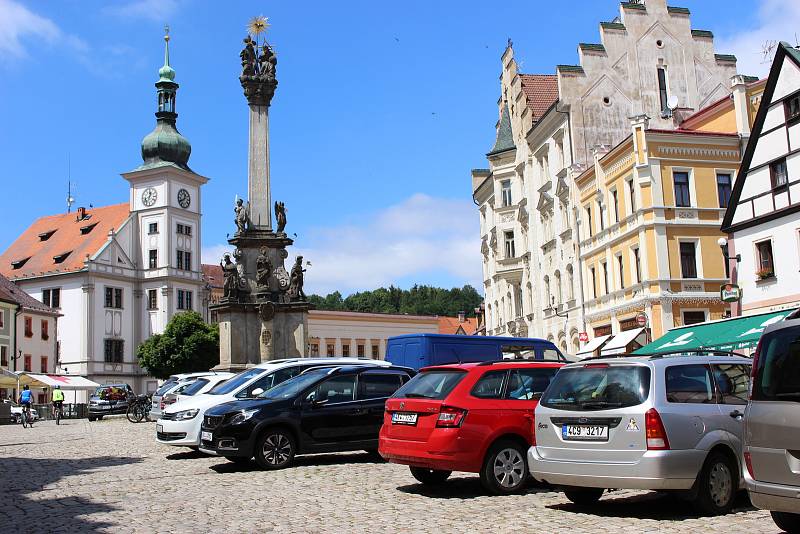 Semestrální práce studentů se zabývaly parkováním v předmostí i revitalizací náměstí, které je stále plné aut.