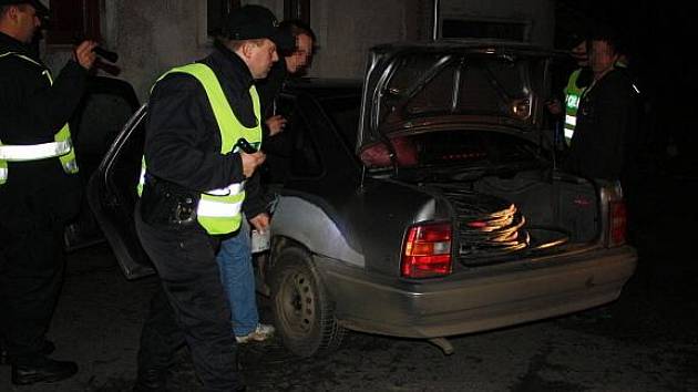 MLADÍCI VEZLI KRADENÝ KABEL z Mariánských Lázní v kufru auta. Policisté cizinecké policie jejich vozidlo v noci zkontrolovali, a na to, co vezou, přišli.  Případ teď řeší chebští policisté. 