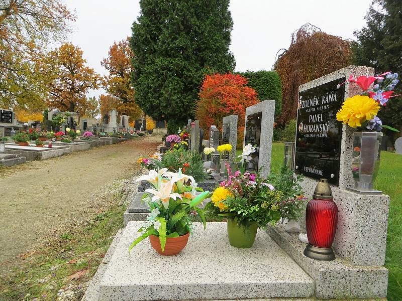 O víkendu, dva dny před svátkem Všech zesnulých, zavítalo na městský hřbitov v Chebu několik desítek lidí.