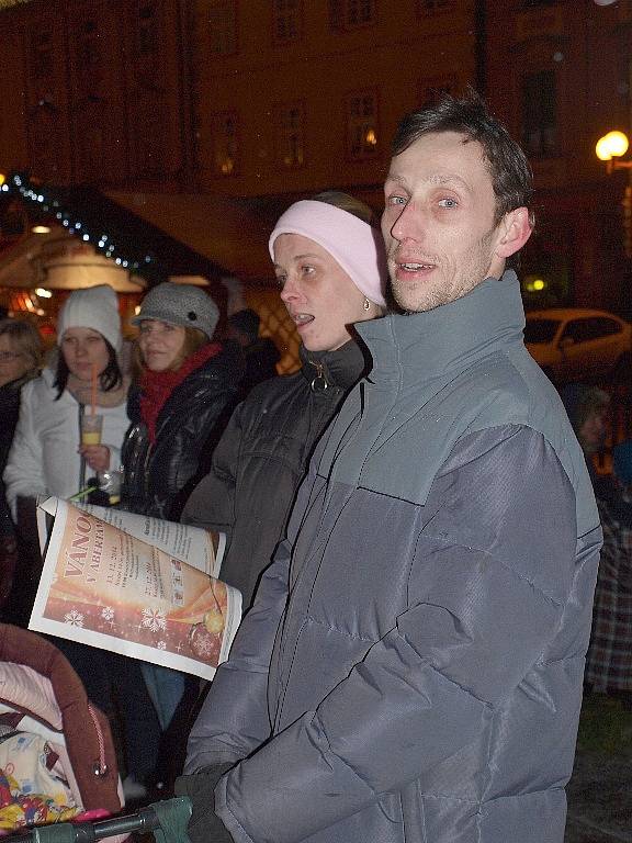 Lidé si zazpívali koledy také v Chebu. 