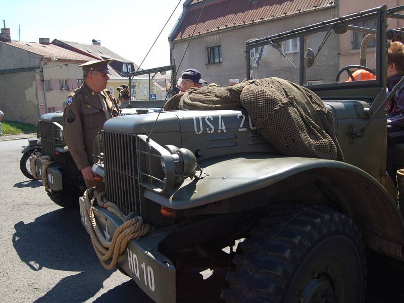 OSLAVY OSVOBOZENÍ. V rámci oslav 71. výročí osvobození přijel do Teplé a pak do dalších míst military convoy.