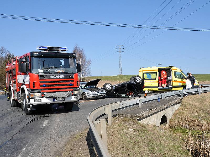 Auto na střeše zůstalo po dopravní nehodě, která se odehrála na křižovatce chebských ulic Vrázova a Nižnětagilská.