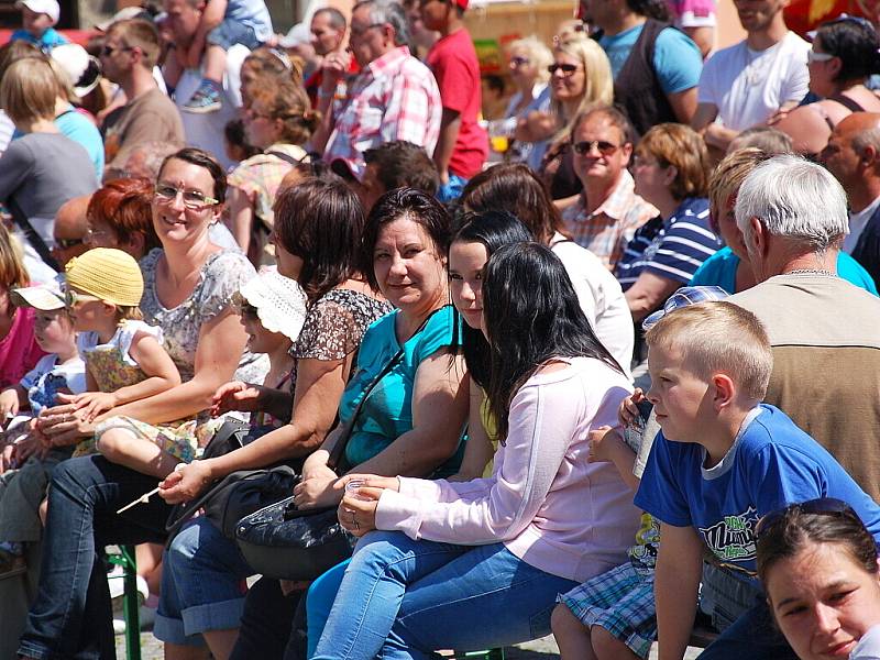 Stovky lidí se přišly podívat na zahájení turistické sezóny v Chebu 2012. Na oslavách vystoupila i chebská skupina scénického šermu Rectus.