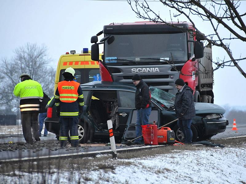 Vážná dopravní nehoda si na hlavní silnici mezi Chebem a Aší nedaleko čerpací stanice Agip vyžádala jeden lidský život. Ten vyhasl při střetu nákladního vozu s osobním, který při vjíždění na hlavní silnici nedal přednost.