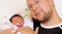 KAROLÍNA KOTKOVÁ přišla na svět v chebské porodnici v pátek 15. srpna v 15.55 hodin. Při narození vážila 3 280 gramů a měřila 48 centimetrů. Maminka Petra a tatínek Jan se těší z malé Karolínky doma v Sokolově.