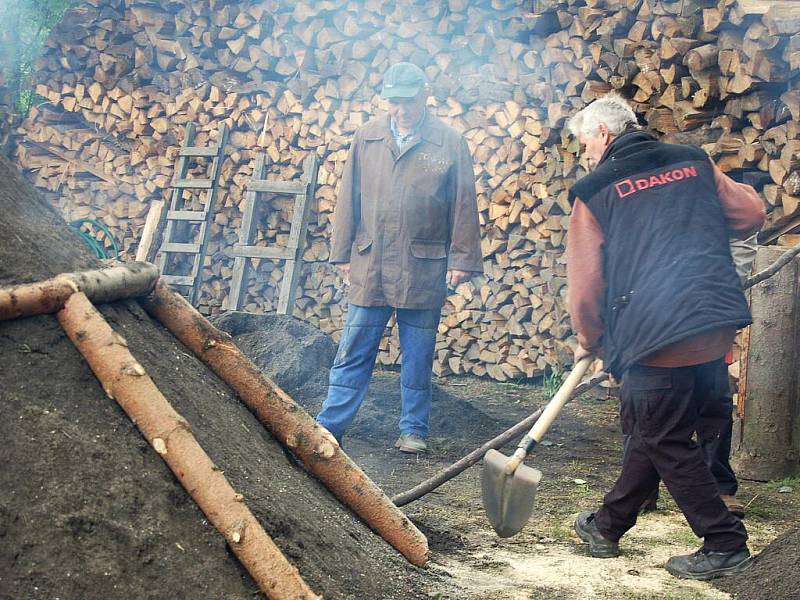 AŠSKÝ milíř je již tradiční akce, při které se setkávají lidé z Aše a okolí. Na akci dorazily desítky lidí. Zapálený Milíř ve Vernéřově u Aše bude hořet týden a pak se rozhrabe a vyndá se dřevěné uhlí.  