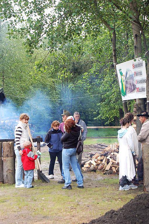 AŠSKÝ milíř je již tradiční akce, při které se setkávají lidé z Aše a okolí. Na akci dorazily desítky lidí. Zapálený Milíř ve Vernéřově u Aše bude hořet týden a pak se rozhrabe a vyndá se dřevěné uhlí.  