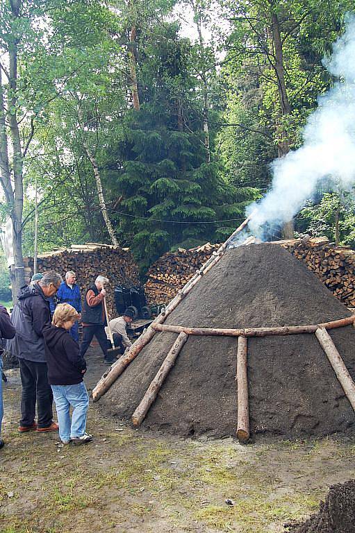 AŠSKÝ milíř je již tradiční akce, při které se setkávají lidé z Aše a okolí. Na akci dorazily desítky lidí. Zapálený Milíř ve Vernéřově u Aše bude hořet týden a pak se rozhrabe a vyndá se dřevěné uhlí.  