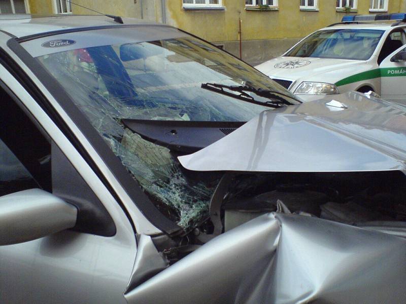 Dopravní nehoda u Kasárního náměstí v Chebu objektivem čtenáře Chebského deníku